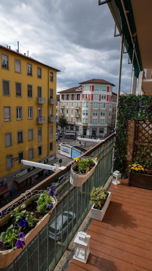 Beautiful Floral On Navigli Apartment